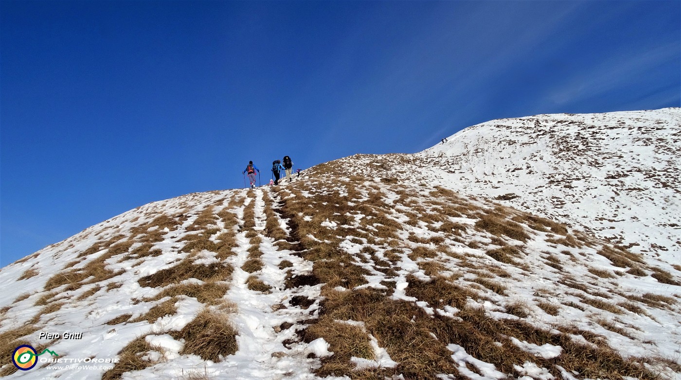 29 In decisa salita verso l'anticima sud di Cima Grem .JPG -                                